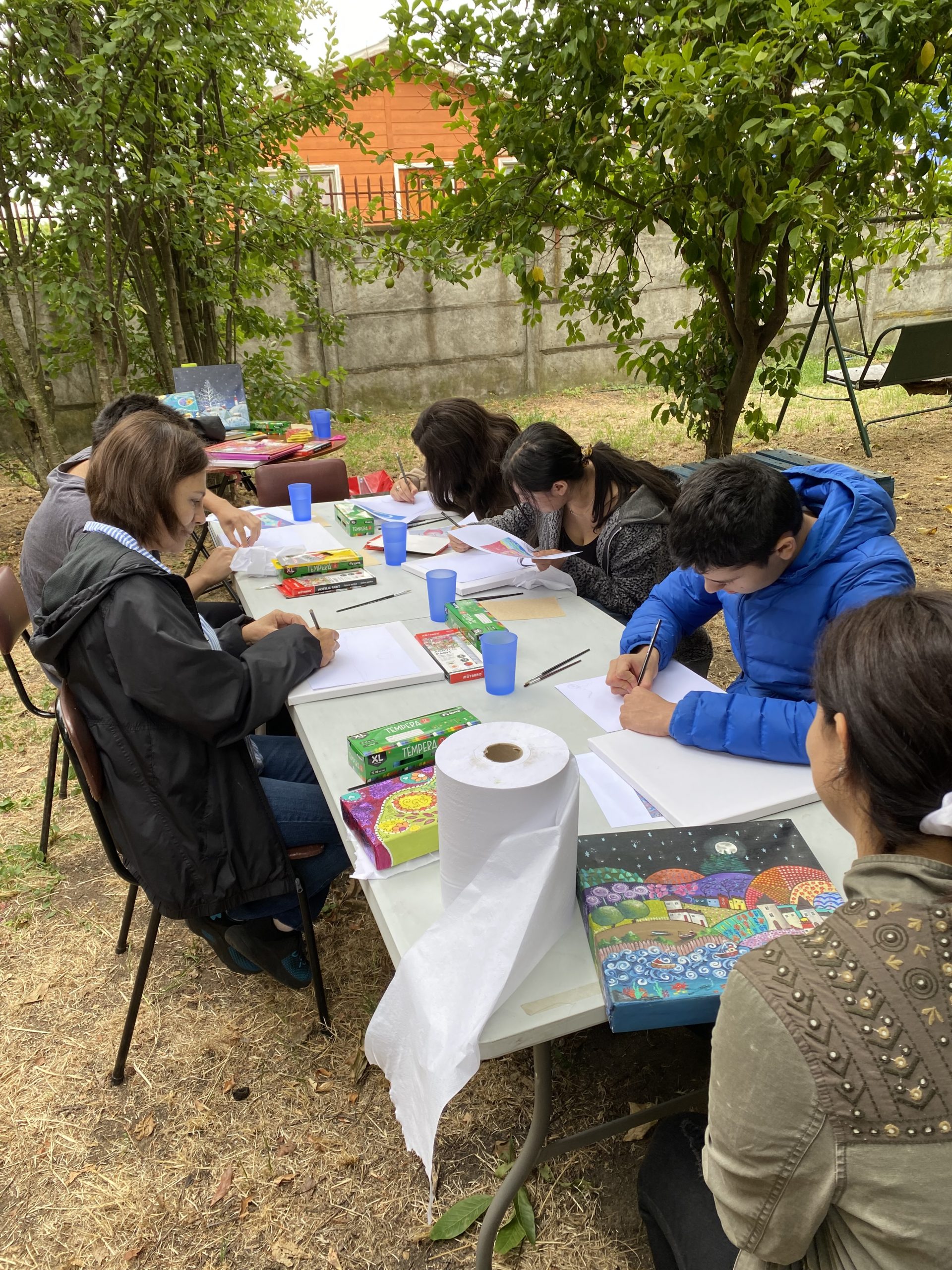 Niños y niñas participan en taller de pintura durante sus vacaciones en Fundación Tierra de Esperanza