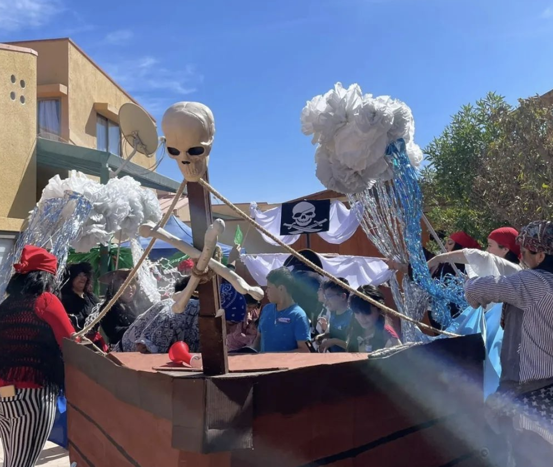 Equipos de Fundación Tierra de Esperanza en Calama construyeron un barco pirata para los niños y niñas