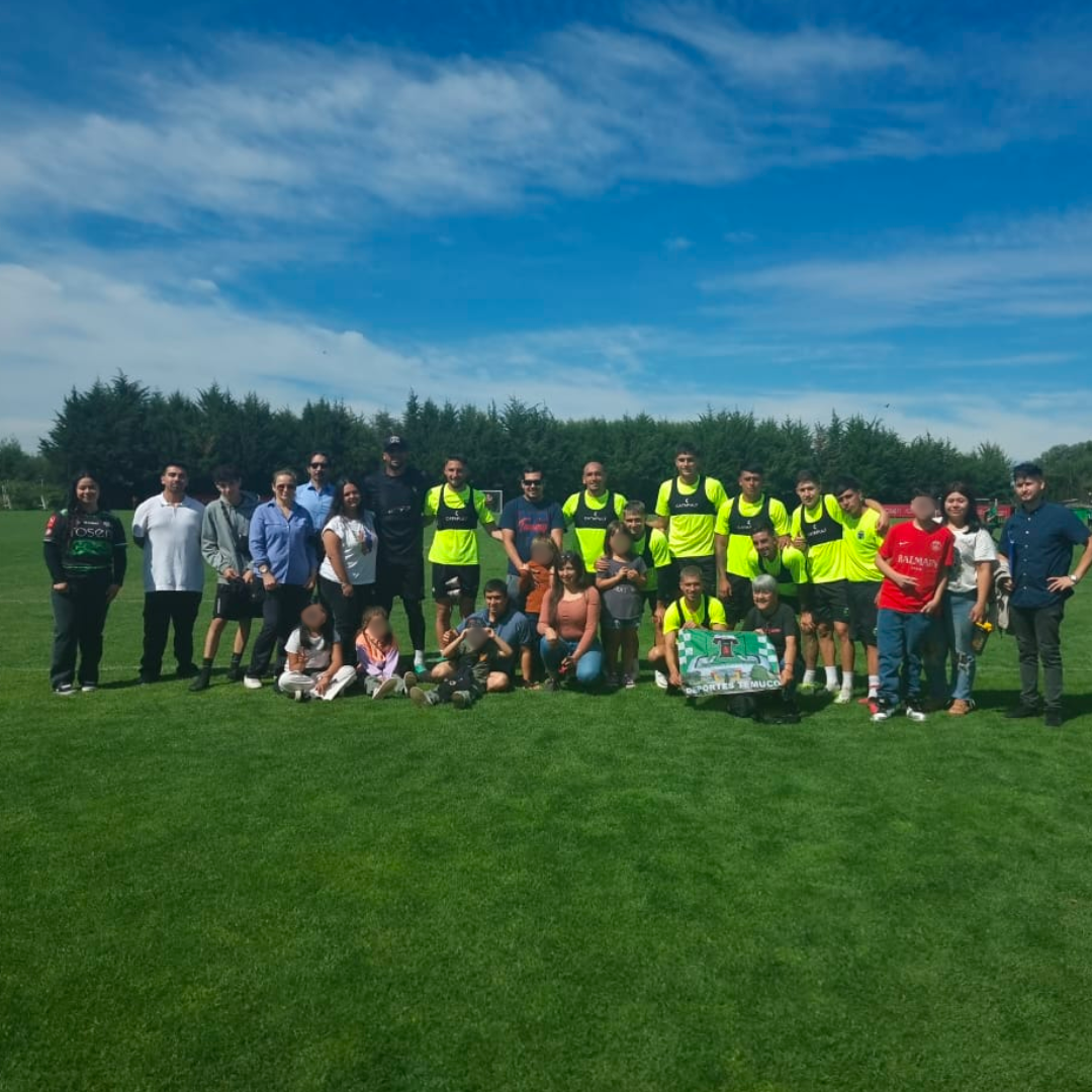 Niños y niñas de programas de Tierra de Esperanza vivieron el fútbol con Deportes Temuco